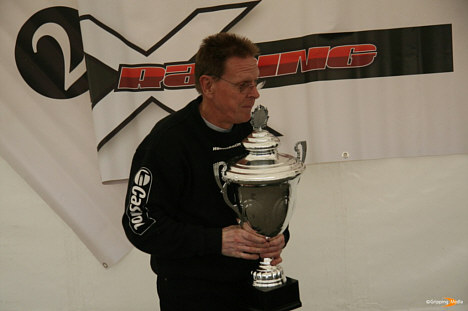Jørgen Hansen med fighter-pokalen.